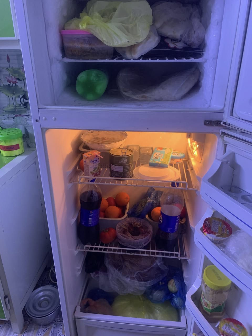 السلام عليكم للبيع ثلاجة باب اول نظيفة تبريدهة يخبل فريزر ثلج سعر 175وبيهة مجال والاوفن كامل سعرة 50 عنوان بغداد الحريه رقم***********
