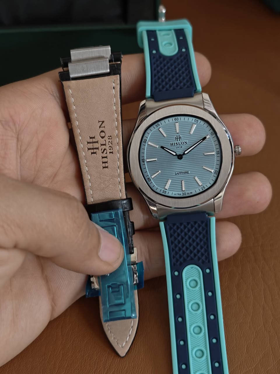 تيفاني بدرجه اسطوريه هسلون الاصلي فائق النحافه سمك 5 ملم مع العلبه ودبل سير جلد وربر لاول مره 
السعر المطلوب 125 الف قابل للتفاوض


**إذا كنت صاحب هذا الإعلان وتريد حذفه لأي سبب، رجاءا أرسل رسالة إلى الدعم الفني**