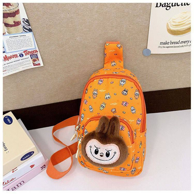 👛حقيبة كتف لابوبو الجديدة 👛
شنطة قماش غير رسمية بطابع كيوت وعصري، تناسب كل يوم سواء للطلعات، الشوبنغ أو حتى الاستخدام اليومي 💖

🧸 تصميم مستوحى من شخصية Labubu اللطيفة، مع 9 رسومات مختلفة تعطيها شكل ممتع ومميز 😍🎀

📏 المقاس:
الارتفاع: 38 سم 📐
العرض: 30 سم 📐

💼 مناسبة لـ:
• الطلعات اليومية 🚶‍♀️
• المكياج ومستحضراتك 💄
• أغراض البيبي 👶
• الشوبنغ والتسوق 🛍️
• الاستخدام المدرسي أو الجامعي 📚
✔️ قماش قوي وخفيف بنفس الوقت
✔️ مساحة واسعة وترتيب عملي للأغراض
✔️ تصميم كيوت يناسب البنات بكل الأعمار
✔️ سهلة الحمل ومريحة على الكتف
💫 شنطة تجمع بين الكيوت والعملية… خفيفة، مرتبة وتكفي كل احتياجاتك اليومية بدون تعب

🚘يوجد خدمة توصيل لجميع محافظات العراق


**إذا كنت صاحب هذا الإعلان وتريد حذفه لأي سبب، رجاءا أرسل رسالة إلى الدعم الفني**