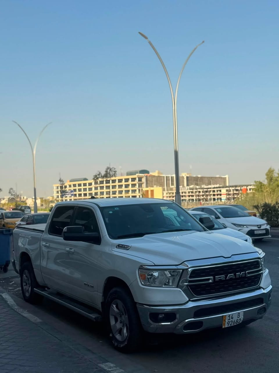 السلام عليكم شباب
رام 1500 بيغ هورن (Big Horn) موديل 2023. 

للبيع 330 ورقه 

* محرك 5.7 لتر HEMI V8 

* ناقل حركة أوتوماتيك 8 سرعات. 

*باب طويل بدي قصير مغلف 

*ماشية 83 كيلو متر 

* شاشة وسطية Uconnect مع دعم Apple CarPlay وAndroid Auto.

* كاميرا خلفية وحساسات ركن.

* رقم بصرة تحويل مباشر 

صور الحادث مرفقة ايرباكات سليمة

مكاني بصرة ***********

