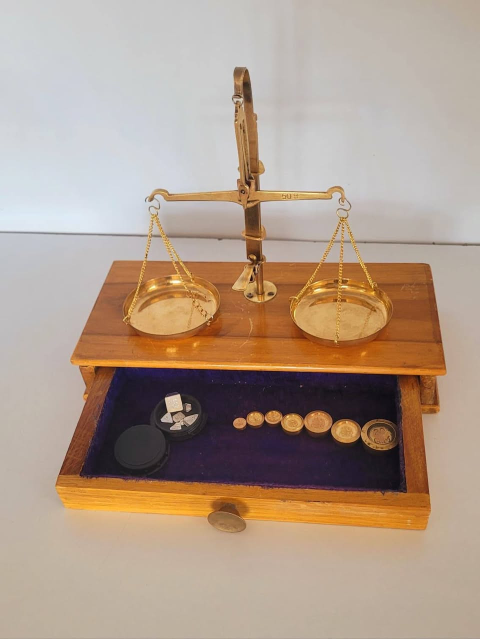 ⚖️ ميزان مجوهرات واحجار كريمة نحاس اصفر طلاء ذهبي بولندي أنتيك -
 طقم كامل ونادر ⚖️
​لكل من يبحث عن التميز والفخامة في ديكور مكتبه أو منزله، نعرِض لكم هذه القطعة الفنية الأوروبية الأوريجينال، ميزان كفتين كلاسيكي مصمم بدقة متناهية يجمع بين عراقة الماضي وجمال التصميم.
​بلد الصنع: بولندا (يحمل ختم المنشأ الرسمي المحفور POLAND على الذراع) لضمان الأصالة والجودة الأوروبية القديمة.
​السعة والدقة: ميزان حساس جداً، تصل سعته القصوى المحفورة رسمياً على الذراع إلى 50g (50 غراماً)، وهو مخصص للمواد الدقيقة والثمينة.
​الهيكل والكفتان: مصنوع بالكامل من النحاس الأصفر المصقول ذو اللمعان الذهبي الدافئ، مع آلية قفل ورفع ميكانيكية يدوية لحفظ التوازن والوزن.
​القاعدة والدرج: يرتكز على صندوق قاعدة مصنوع من الخشب الصاج الطبيعي، يحتوي على درج مدمج بمقبض نحاسي لحفظ الملحقات.
​الدرج: مبطن بالكامل بـ قماش مخملي (قطيفة) باللون البنفسجي الملكي الفاخر لحماية الأوزان.
​طقم الأوزان الكامل: يأتي مع القطعة طقم أوزان نحاسية بالإضافة إلى علبة دائرية صغيرة تحتوي على أوزان الغرام الدقيقة جداً (المعايرة بالأجزاء).
​قطعة ديكور فاخرة جداً تضفي هيبة وأصالة على مكاتب الأطباء، الصيادلة، المحامين، القضاة، أو في المجالس كقطعة أنتيك نادرة لا تفقد قيمتها بمرور الزمن.
​🛍️ القطعة بحالة ممتازة وجاهزة للعرض (نفس المعروضة تماماً في الصور والفيديو).
📍 السعر : ( 85 ألف دينار عراقي ) يتوفر توصيل لجميع المحافظات


**إذا كنت صاحب هذا الإعلان وتريد حذفه لأي سبب، رجاءا أرسل رسالة إلى الدعم الفني**
