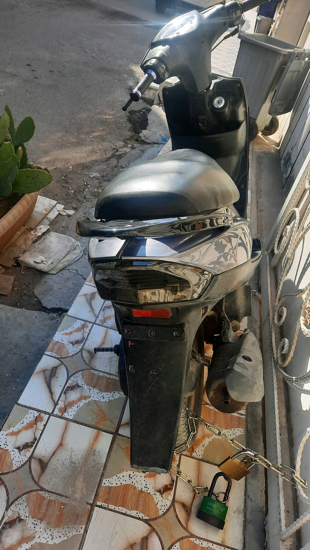 دراجه ماكس عدلة (تجفيت جديد ماصارلة ٣ ايام بوشه ٤٩ + منظف كابريتر و مسوي ادمة على الكلجات + كهربائيات شغالها كلها البكلايت الخلفي و الامامي و الاشاير + دشبول جديد الكيج مال بانزين شغال بس مال السرعه ناقصه بس قمجي + كفرات تجارية ) الدراجه هندر واحد فقط تشغل و تطلع و شادلها سلف و باتري  جدد بس يأخر هاي عيبها بس دراجه عارضها ٣٥٠ وبيها مجال جيب فيتر و تعال مكاني دورة هذه رقمي فقط واتساب ***********