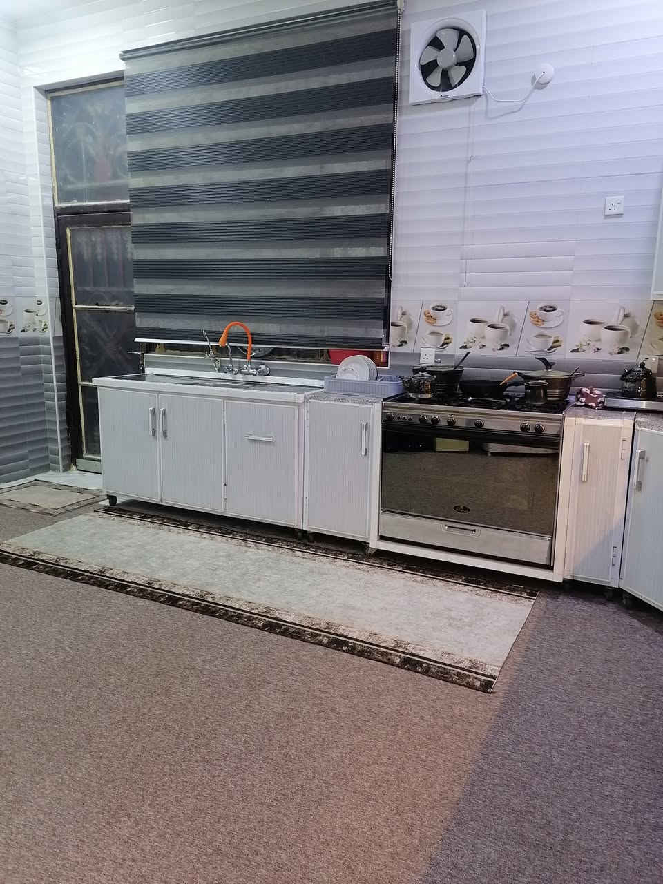 بيت ٢٠٠ مترللبيع طابقين كونكريت حي الحضارة المربع الاول مكان مميز وخدمات كاملة بناء درجة اولى 
استقبال وصالة ومطبخ وغرفتين نوم وصحيات ومناور كراج مع سقيفة الأرضية مرمر
فوك ٣غرف وصاله وصحيات 
للاستفسار *********** او***********
