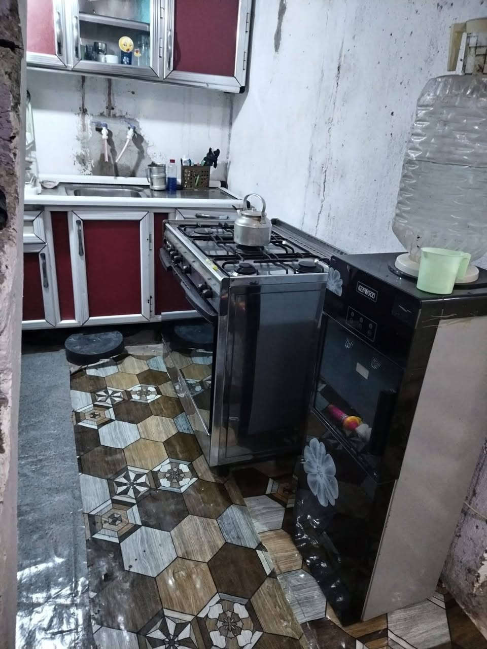 فرصة استثمارية
دار للبيع طابو ملك صرف بأسمي مساحه ٥٥ متر واقع حال ٦٥ متر
قياس البيت 5×13 الواجه ٥متر النزال ١٣ متر
يتكون البيت من قاط ونص
1_كراج ٣متر
2-استقبال +مدخلين مدخل ع صاله ومدخل ع استقبال
3-مطبخ ودراج بدون محجر
4-غرفتين نوم وحده جوه وحدة فوك +صحن مال بيتونه 2*2
5-سطح امام وسطح فوك القاط الأول
البيت شتايكر وماستك كامل 
6-البيت بيه مواجر يدفع ٢٠٠ الف بالشهر
بغداد الحسينية الراشدية قرب محطة الغاز قريب من أرض الأحلام شارع المواكب للاستفسار الاتصال على الرقم *********** او مراسلة الصفحة
