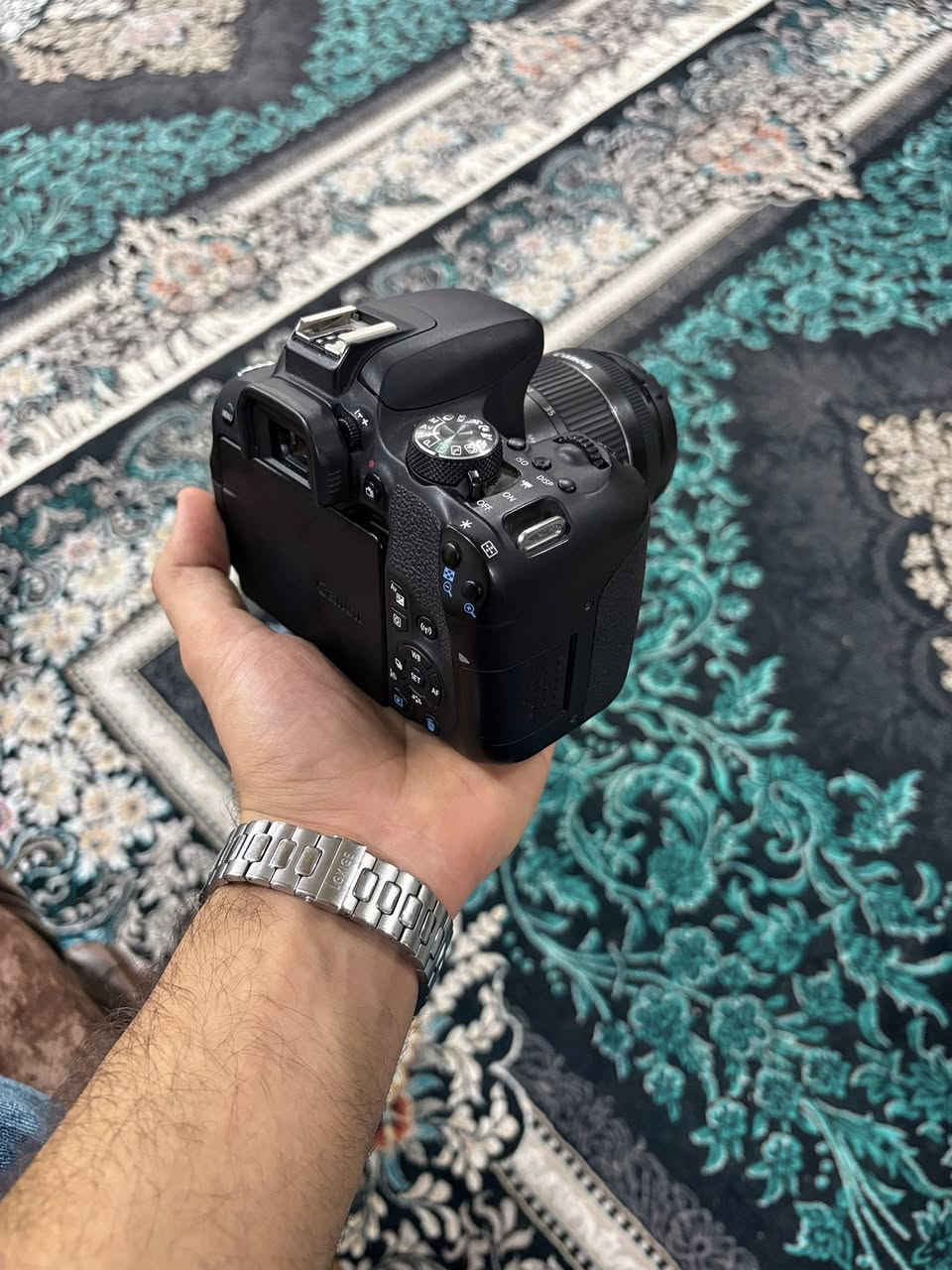 للبيع كامرا كانون canon 800D الحديثة شاشة لمس قلاب واي فاي +بلوتوث نضافه 100%
دقه وسلاسه وسرعه✨
ملحقات
عدسة 18-55 

شاحنة عدد 2
بطاريه
حزام + حقيبة 
السعر 600  الف وبي مجال 
مكان بغداد 
للاستفسار : ***********
