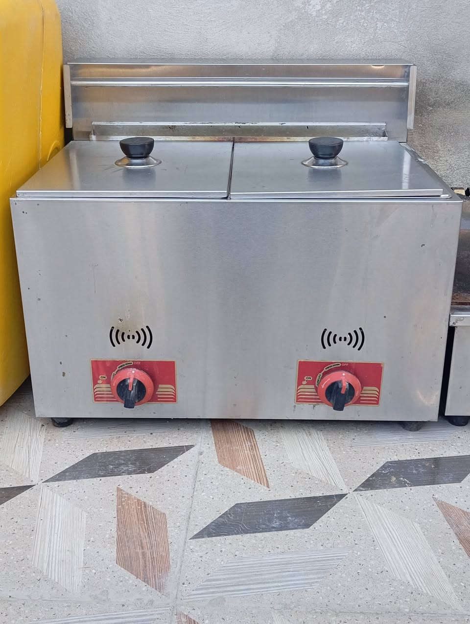 سلام عليكم شباب للبيع غراض مطعم كلمن وسعره المكان بابل ابو غرق حي السلام الشراي يجي  هاذه،رقمي ***********
