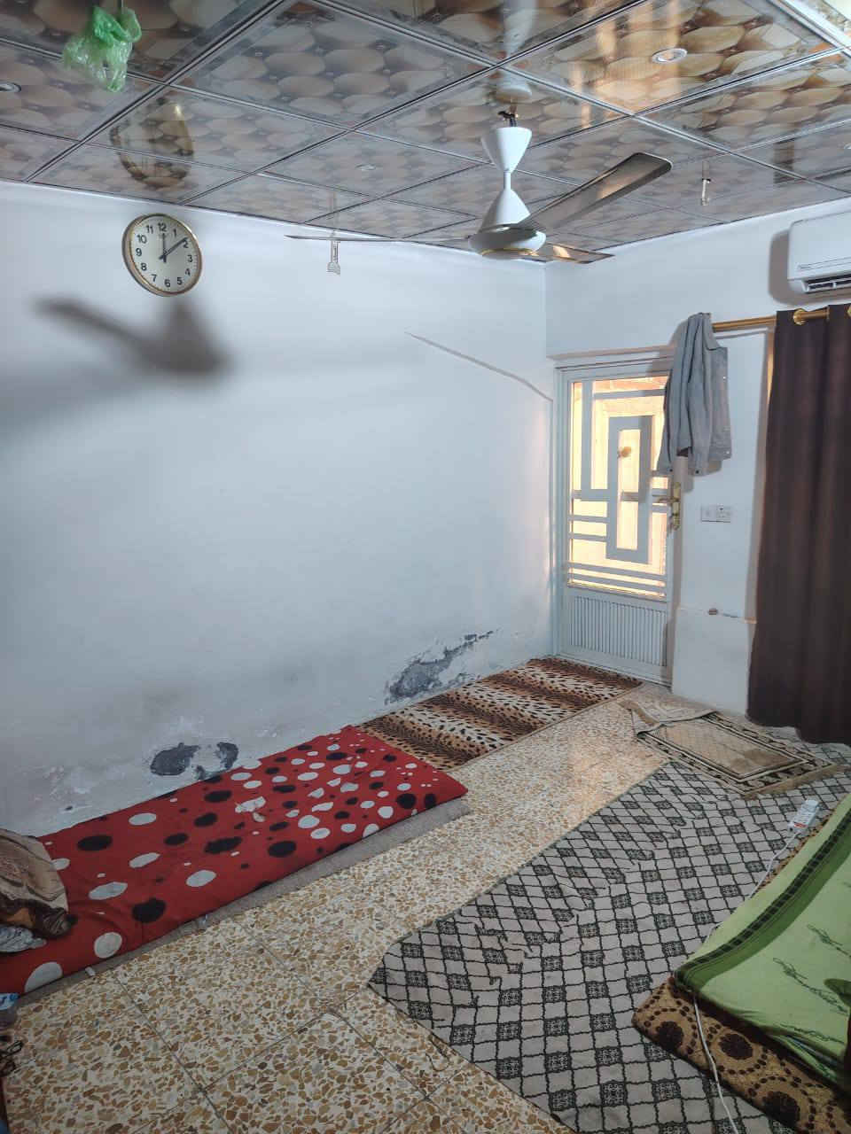 السلام عليكم للبيع او مراوس .. بيت 50م في كربلاء المقدسه يصلح الئ حسينيه للزوار او بيت مسلح طابق واحد مع الاثاث يبعد عن الامام الحسين ع مشي ٥ دقائق بالجمعيه شارع المنتوجات النفطيه الفاصل بين حي النقيب وحي رمضان طابو زراعي سند ٢٥ تحويل مباشر قريب علئ مول الحارث وعلئ جامعة السبطين والصفوه يرهم بيع ويرهم مراوس الاستفسار *********** اتصال وتساب غير متواجد علئ المازنجر
