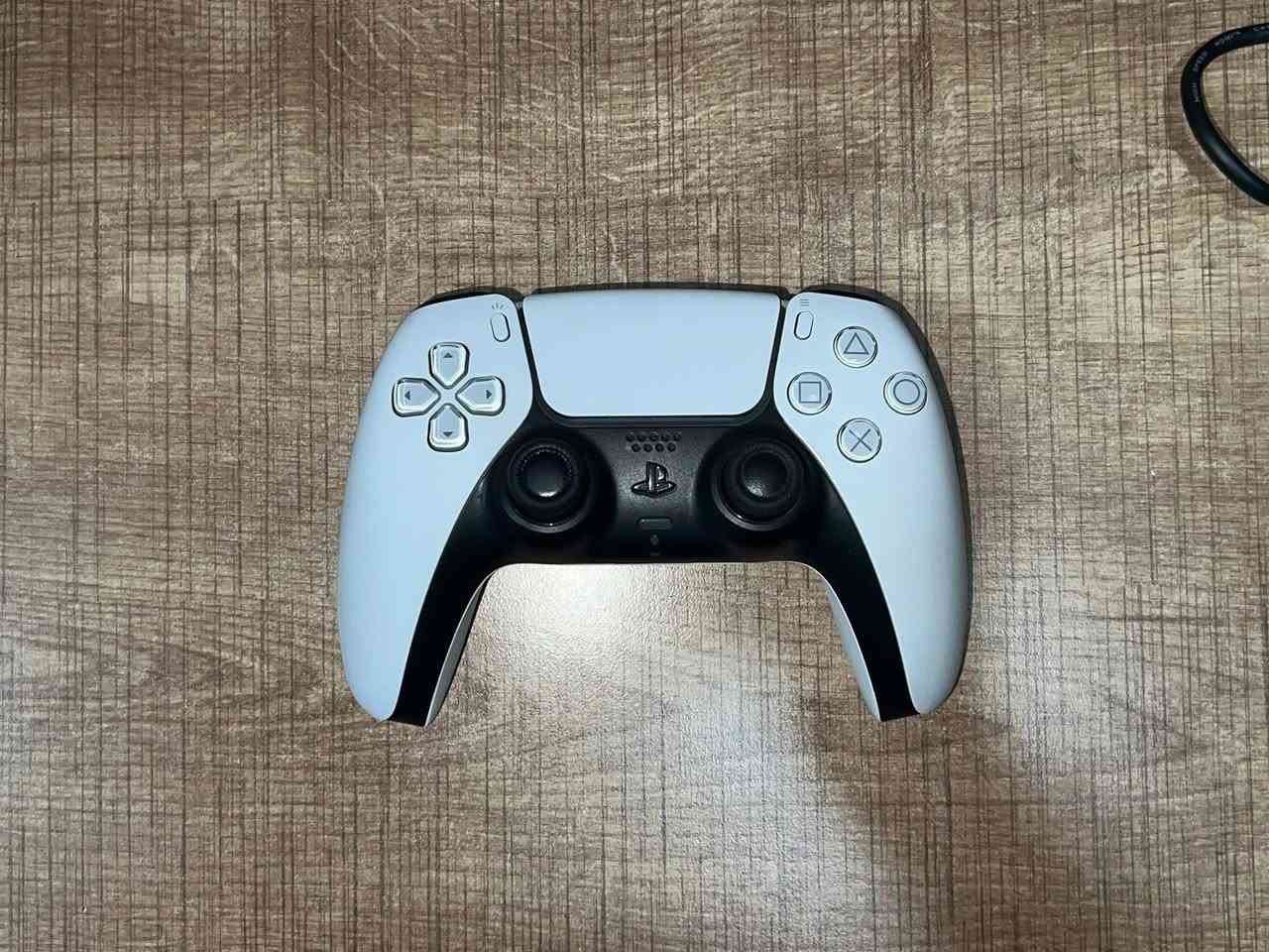 السلام عليكم الي خابرتوني. رجع توفر 
بلي 5 سلم نضيف جداً 99‎%‎ استخدم قليل
 مامفتوح ويا ملحقات كامله سعر ، 650
متوفر كافة انواع البليات للتواصل 
***********
