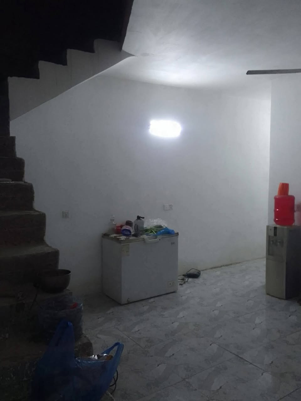 سلام بيت 100متر بناء مال هاي السنه حي البساتين حي السلام قريب علا شارع التكاتك   سند اصفر ملبوخ بل كامل جص وبورك  سكف صب الارضيه سيراميك بي غرفه وحمام وتواليت ومطبخ وحستقبال وحولي مدخلين السعر 35مليون للستفسار *********** ممتواجد علفيس
