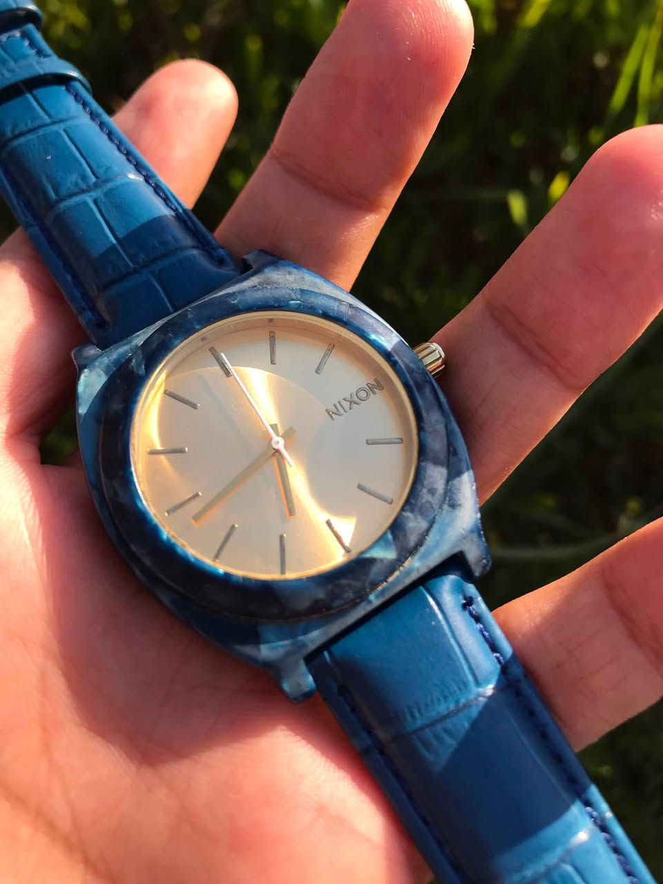 تحيه طيبه للجميع.
نيكسون// nixon 
وهي شركه فرعيه تابعه لشركه سيتزن
ياباني اصلي انتاج قديم 
مينا لون ذهبي // القطر ٤٠ 
نافذه لعرض التاريخ // نظافه عاليه 
الساعه اكرلك صدفي 
السعر ٤٠ الف // توصيل موجود


**إذا كنت صاحب هذا الإعلان وتريد حذفه لأي سبب، رجاءا أرسل رسالة إلى الدعم الفني**