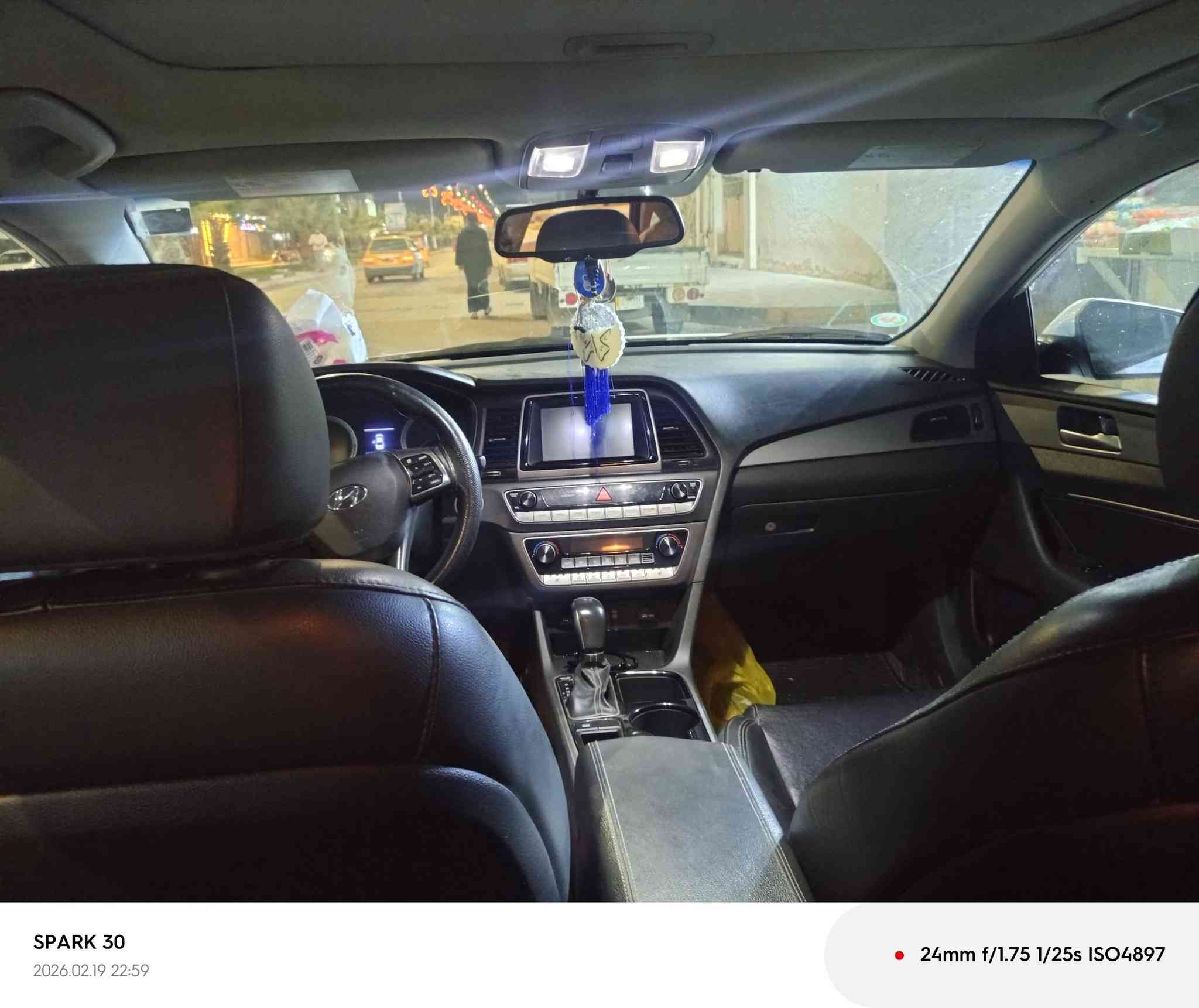 السلام عليكم
سوناتا موديل 2018 وارد كندي بيها جاملغ وربع بنيد صبغ  رقم ميسان انكليزي باسمي 

فول مواصفات شاشه كبيره 

فتحه سقف سلايت 

تبريد بيانو 
اشاير بالمري
بصمه ابواب 
كامره دواره 
كرسي سائق كهرباء 

لون داخل اسود ملكي 

كراسي جلد 

تخم تاير وحداديه تمام السياره جاهزه ربع ماتصرف عليها 

عنوان السياره ميسان 

تريد تحويل نقل ملكيه وكاله جاهزه 

*********** كرار
