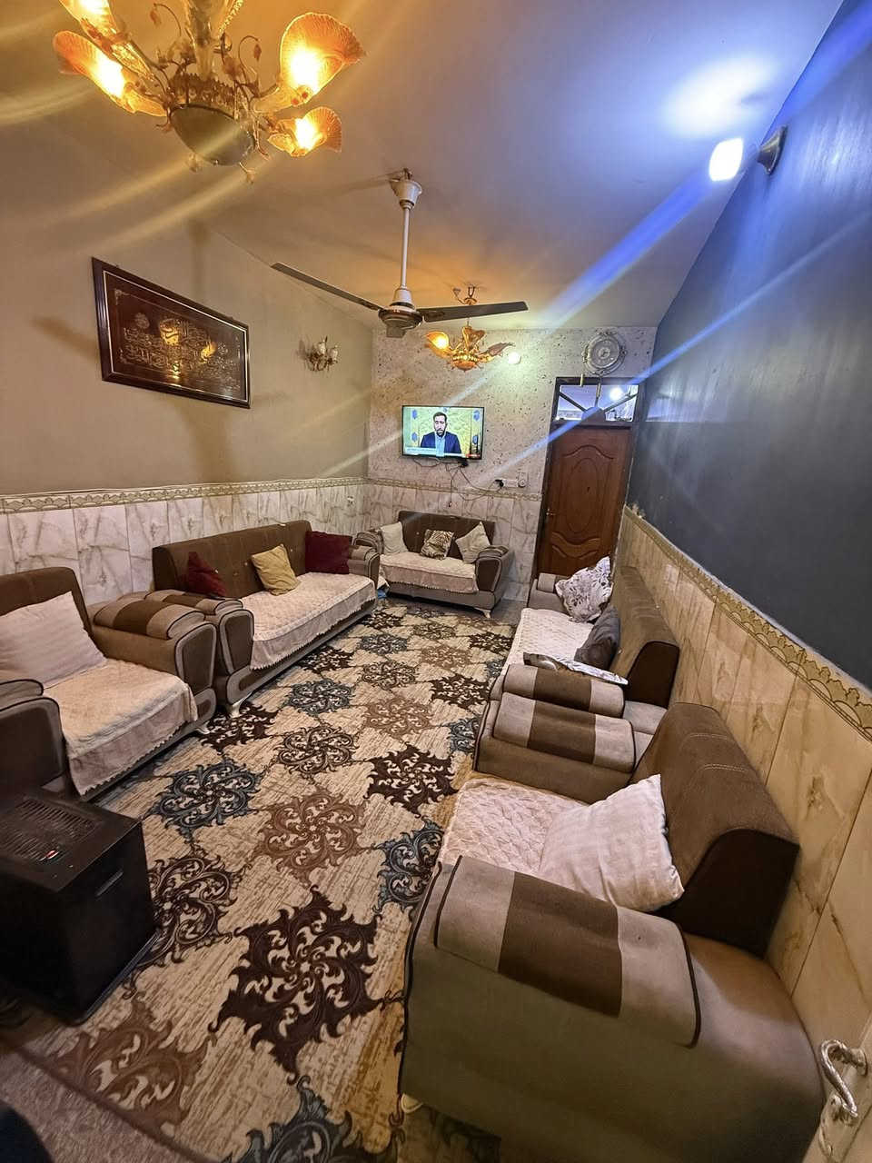 بيت للبيع المساحة 70 متر  يحتوي ع غرفتين نوم 
واستقبال وخدمات وصالة مفتوحة كبيرة  العنوان  حلف سوق 4000 مقابل باب خروج البانزين خانة 
للاتصال   ***********
