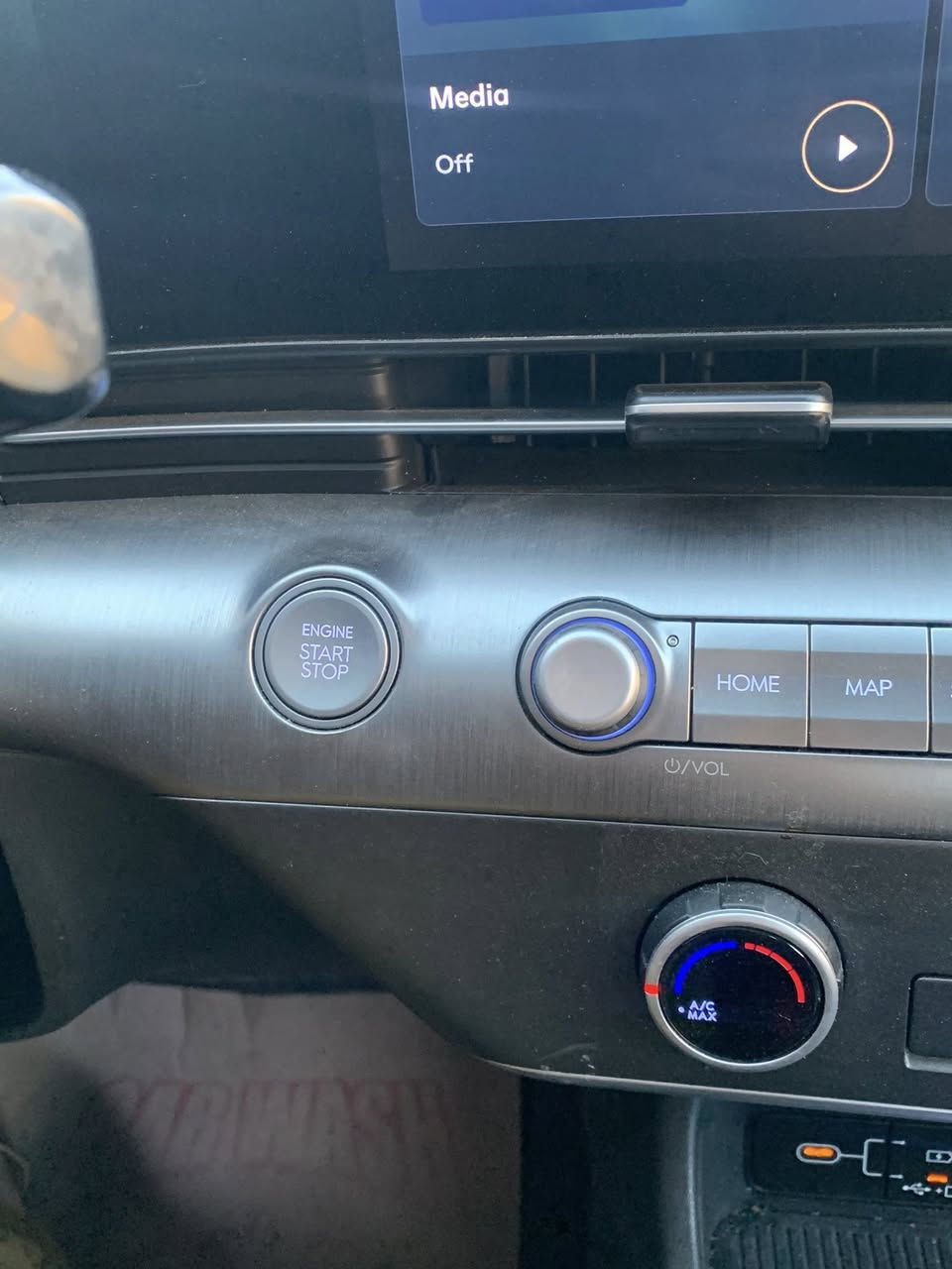 السلام عليكم رمضان كريم
كونا 2025 SE
حادث بارد قليل بقبق الجنطه فقط بدون فتح بدون قطرة صبغ شبه كلين والصور توضح كلشي 
محرك 2000 دوش 
بصمه
تشغيل عن بعد 
ماشيه 16 الف ميل فقط
مودات قياده
شاشه دجتل متصل 
لد نهاري مع التشغيل 
كامره دواره 
هندبريك دكمه
تحكم ستيرن جهتين 
باقي المواصفات مبينه ب الصور 
السعر 163 او بيه مجال للشراي 

***********
