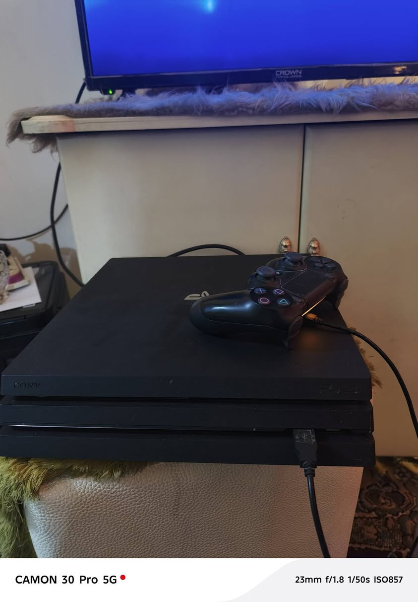 ‏السلام عليكم جهاز ps4 برو مهكر واحد تيرة نظام ال9 القديم بدون فلاش الجهاز جديد كلش جوستك وحدة اصلية مال جهاز بي 9 لعبات وبي مساحة بعد
‏السعر350 بي مجال بسيط 
‏العنوان بغداد البلديات 
‏***********
‏ما متواجد فيس فقط واتساب او اتصال 
‏
