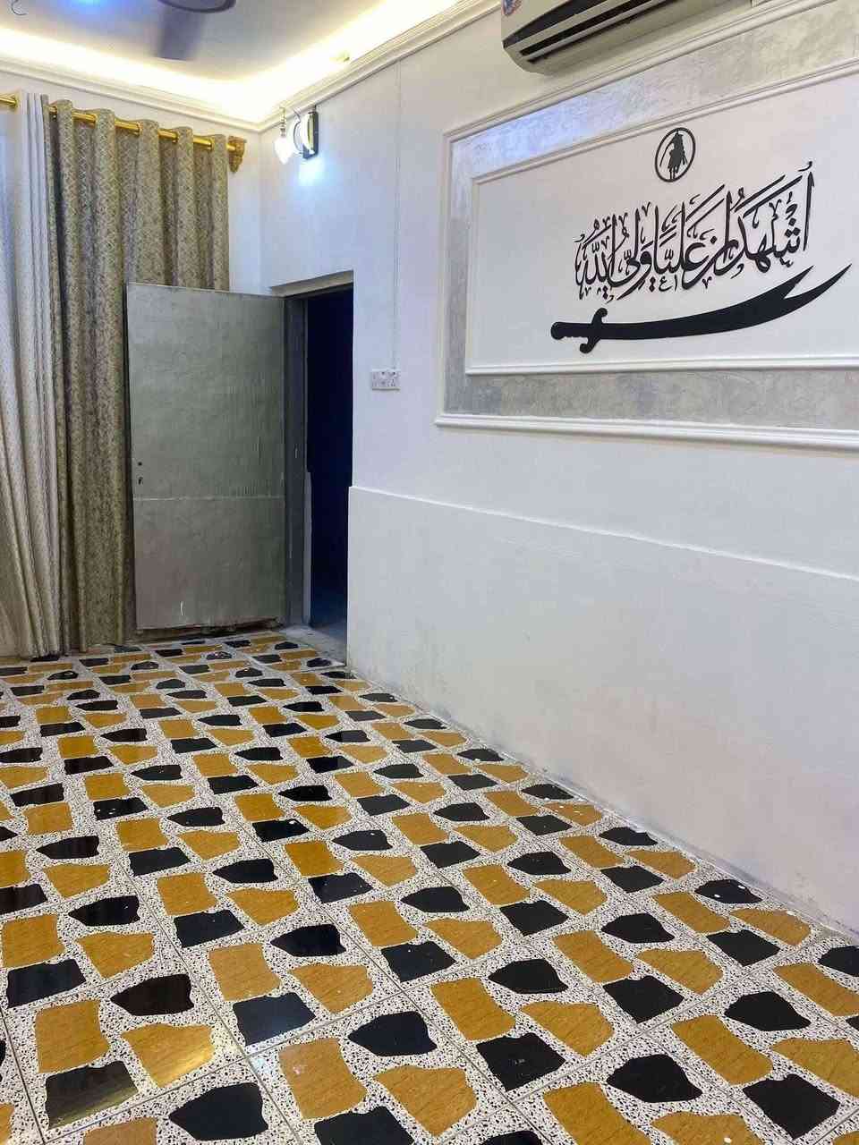 بيت للايجار يتكون من غرفة+صالة عدد2+ مطبخ +صحيات داخلية وخارجية ..المساحه 100م العنوان حي الوحده للاستفسار الاتصال على الرقم ***********
