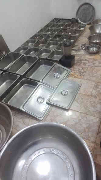 غراض مطعم نظيفات جدا للبيع
اكثر من ٤٠ قطعة استيل مع خلاط مع مصفى استيل وانجانة استيل الحجم الكبير قطر متر
سعرهن كلهن ب  ١٢٥  الف
بغداد الشعب ***********
موجود اتصال واتساب
