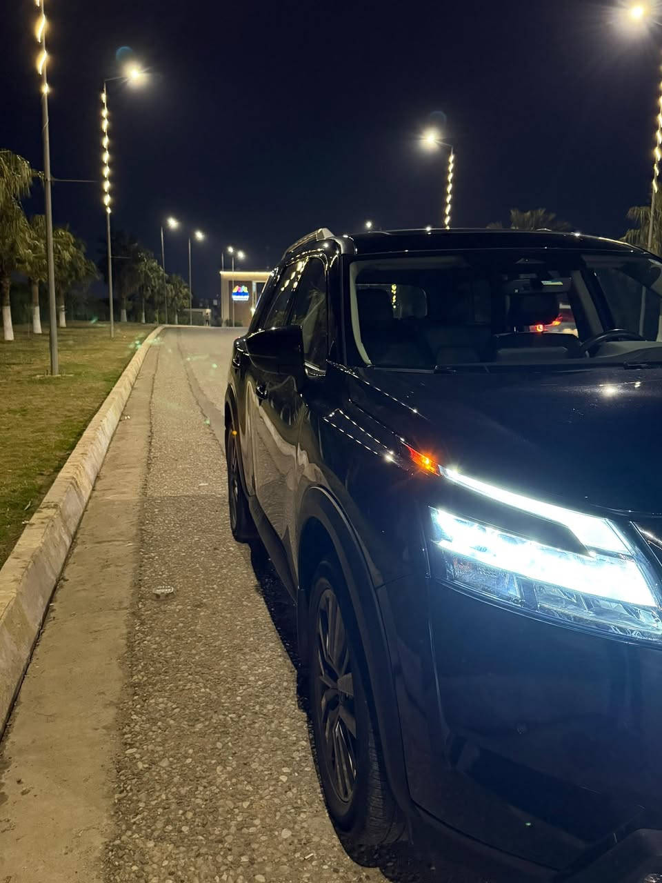 السلام عليكم    نيسان باثفايندر 2023 SL فول مواصفات 🚗
السيارة نظيفة جدًا وتفحص على راحتك، استعمال شخصي، وما تحتاج شي نهائي.
حادث فقط جاملغ امام جهة السيارة بدون ايرباك 

🔧 المواصفات:

 • محرك 6 سلندر V6 سعة 3.5 لتر
 • القوة تقريبًا 280 حصان
 • گير أوتوماتيك 9 سرعات
 • دفع رباعي ذكي 4WD
 • 7 وضعيات قيادة (سبورت، اقتصادي، ثلج، رمل، طين، سحب…)
 • سحب

🛋️ الداخلية:

 • جلد فاخر، المقاعد الأمامية مدفّأة
 • مقاعد 3 صفوف – 7 راكب 
 • شاشة وسطية كبيرة مع ملاحة
 • شاشة عدادات رقمية
 • Apple CarPlay & Android Auto
 • شحن لاسلكي
 • تشغيل بصمة
 • باب خلفي كهربائي
 • ستيرن متعدد التحكم (تدفئة )
 • تكييف قوي ثلاثي المناطق
 • نظام صوتي ممتازBose 

🛡️ الأمان:

 • رادار أمامي + تثبيت سرعة ذكي
 • نظام المحافظة على المسار
 • فرامل تلقائية أمامية وخلفية
 • مراقبة النقطة العمياء
 • تحذير التصادم
 • كاميرات 360 درجة

📏 المواصفات العامة:

 • خزان وقود 70 لتر

 • فتحة سقف (بانوراما )
 • تشغيل عن بُعد
 • نظام تحكم بالطرق الوعرة

📍 الموقع:كوكوك

📞 واتساب فقط: ***********

🔥 سيارة عائلية فخمة، قوية، وتتحمل السفر والبر، واللي يعرف الباثفايندر يعرف قيمتها
