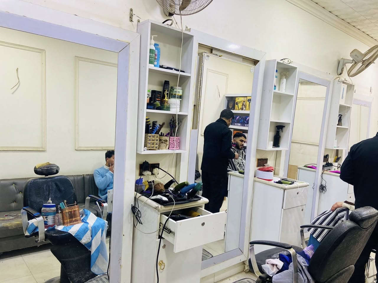 ديكور حلاقه للبيع 📍الموقع سامراء
متكون من ثلاث مري 
4ميوزه مثل ما واضح بصوره  
3رفوف تعليك
4تخم ثلاث قطع
5باترينه 
للبيع شلع سعر بعد الاتفاق:***********
