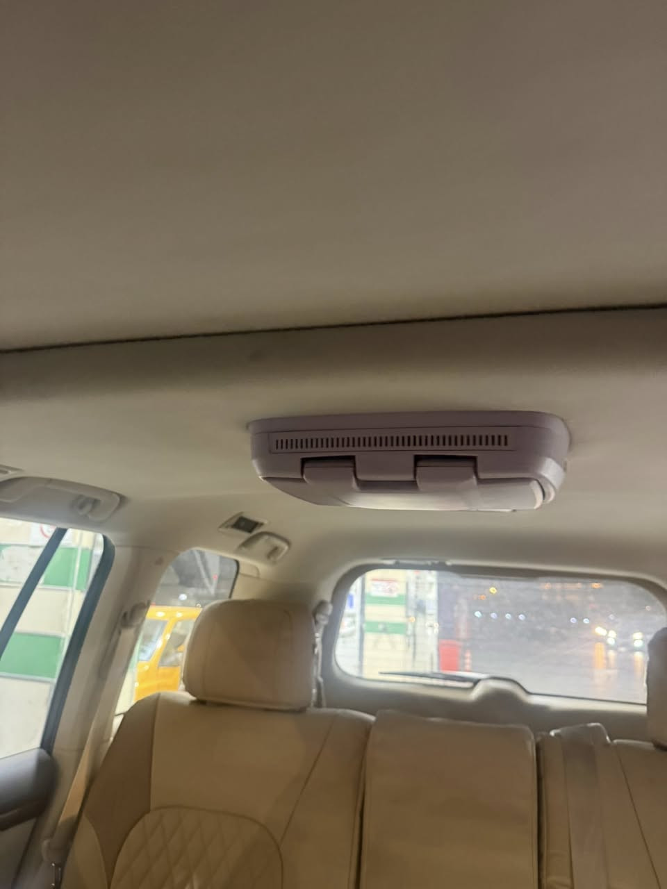 السلام عليكم 
السعر 445 ورقة سعر نهائي 🔥 
لاندكروز 2018 بريم 🔥
رقم بغداد بأسمي 
سيارة جديدة كلش  
مواصفات 
كراسي ثنين كهرباء 
مري كهرباء 
فتحة سقف
شاشة الكبيرة 
دبل ماوس 
شاشة بلتنتة 
طفاية 
وبقية مواصفات معروفة
مكان سيارة بغداد 
السيارة بيها بابين مبدلات بلادي شرط لباقي كفالة ♥️
للاستفسار:   ***********
