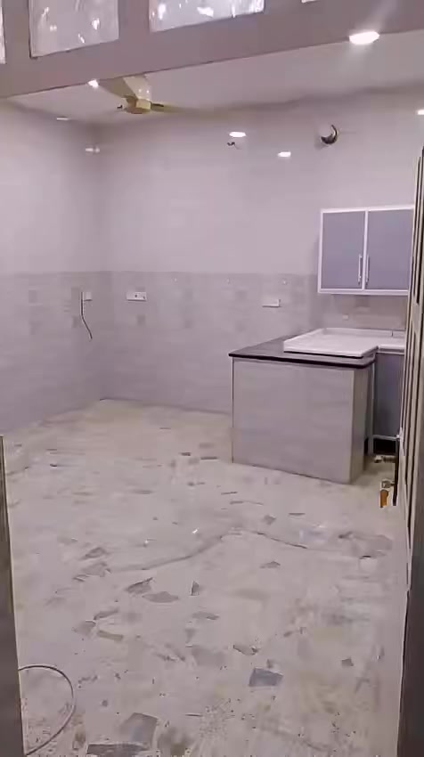 شقه الايجار طابق ثاني في حي الجوادين لايجار كلش مناسب ٢٥٠الف كما موضح بل تصوير لاستفسار ***********
