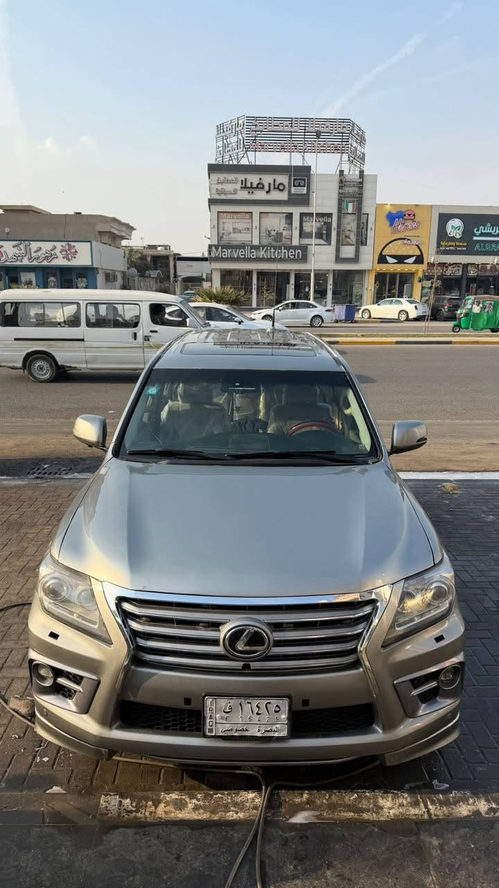 للبيع لكزز LX570 2009 باسمي مصبوغة عام حادثهه طايحة عليها سقيفه البيت مكينة كير حدادة تبريد كلشي تمام والسيارة جاهزه محدثة 2015 من الخارج تريدهه ب هذا الويل او تريده بالويل بالبلادي للاستفسار على الرقم فقط لان مكلف بالنشر ***********  البصرة سنوية 
بأسمي تحويل مباشر السعر 280 وبيها مجال للشراي 
بيع فقط بدون مراوس

