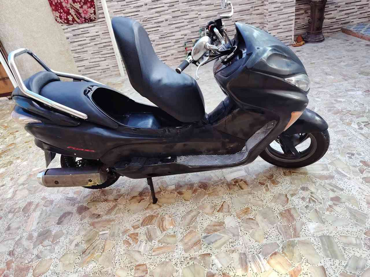 السلام عليكم عندي فورزه البيع عوزه تاير خلفي فقط  مكاني بابل القاسم *********** السعر 450
