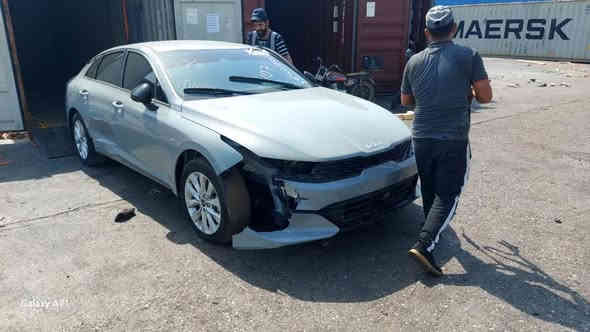 السلام عليكم 
K5 2023 ماشيه 40الف 
رقم بغداد بسمنه فول مواصفات عده الفتحه 
حادثه موجود بالصور مكفوله من الصبغ مبدل بيها قطعه وحده نفس اللون 
***********
195  وبيها مجال
