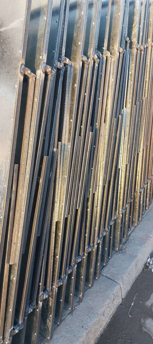 سلام عليكم متوفر ميز مستطيل ودائري شغل جديد كميه مفتوحه العنوان بغداد ***********
