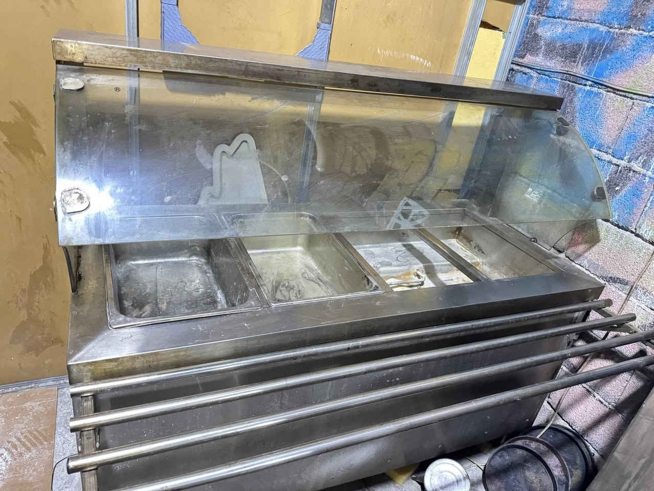 غراض مطعم اخو الجديد وسعر بلاش 
الشراي 
مع الاسف ناس توعد وماتوفي بوعدهم 
*********** واتس اب فقط 
غراض جديده وبلاش
