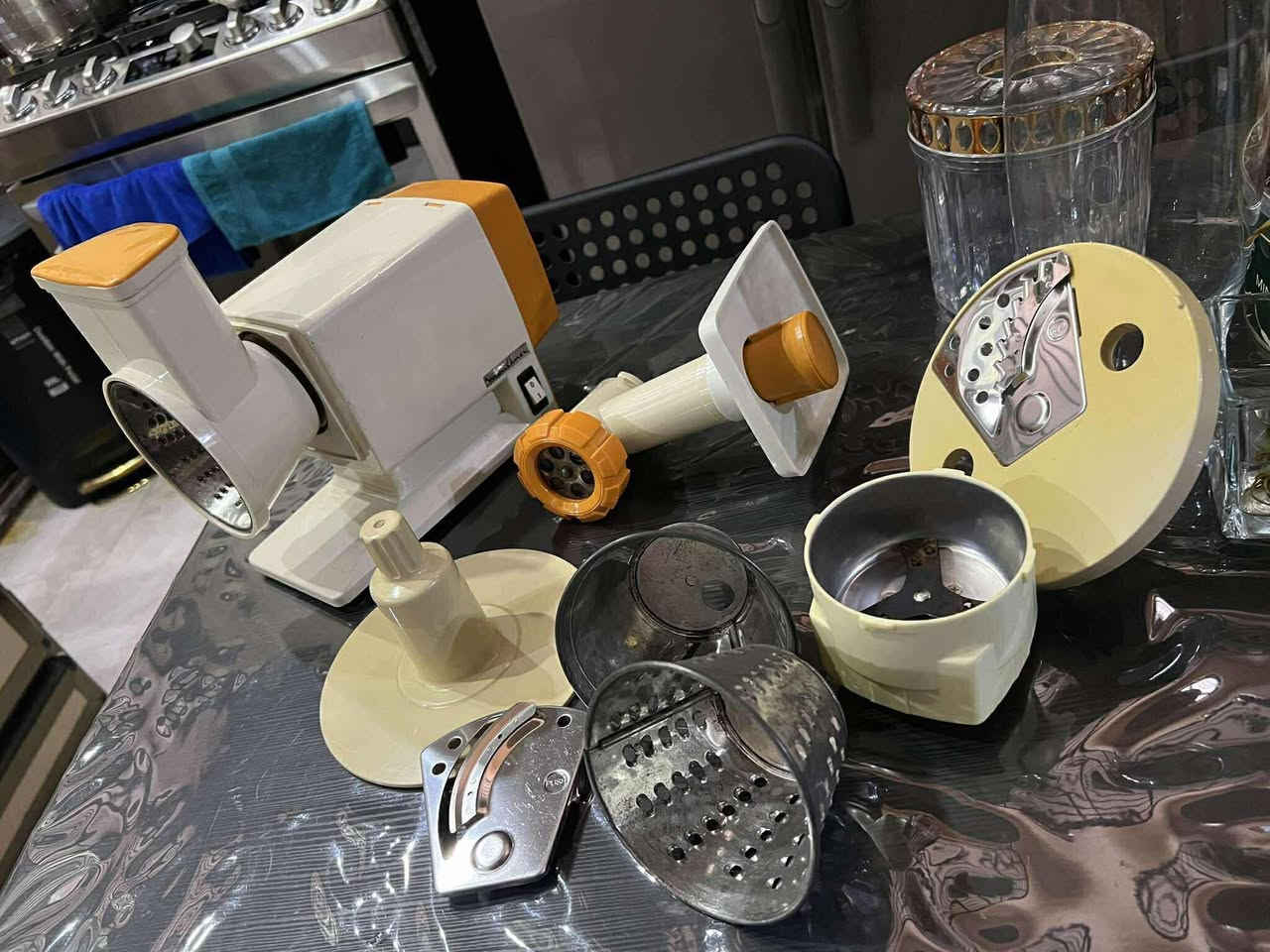 ست البيت فرنسيه قديمه
شركة مونوليكس
استيراد الاسواق المركزيه 
مثرامة لحم 
اربع عمليات ثرم خضار
بمختلف الاشكال  
طاحونه 
نظيفة جدا


**إذا كنت صاحب هذا الإعلان وتريد حذفه لأي سبب، رجاءا أرسل رسالة إلى الدعم الفني**