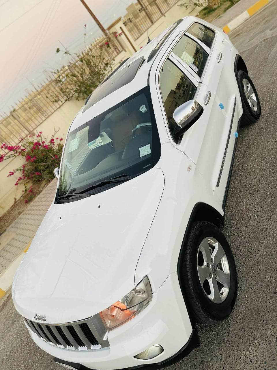 #jeep_جيب موديل 2013 خليجي سياره جديده 
محرك كير جدد ما مفتوحات حداديه جديده تبريد ثلج ❄️ تدفئه تخم تاير جديد سياره كامله مابيها نقص ابد 
فول مواصفات.   
فتحه بصمه.  بصمه أبواب دخول ذكي 
تحكم بالمقود مقود كهرباء. تدفئه مقود
شاشه قلاب كامره حساس امامي خلفي 
كشنات جلد كهربائية. تدفئه تبريد
زراك لايت 
لايت زنون  فور ويل 
انضمه قياده 
مضخم صوت  
وبعد بيها هواي مواصفات 
ضررها جاملغ السكن مبدل نفس لون وكرت بلبنيد فقط 
رقم بغداد الماني سنويه مجدده مشروع وطني 
سياره جديده وبالعافيه للي تكون من نصيبه 
مكانها تكريت 📍
السعر 195 
للاستفسار
*********** تكريت, صلاح الدين
