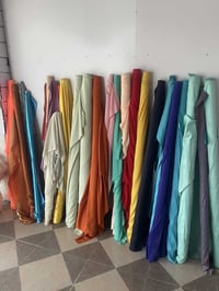 قوماشى كه واوكراسو عزيزوشيره هه مووبيكه وه ده فروشم بونرخ نامه بنيره ب...