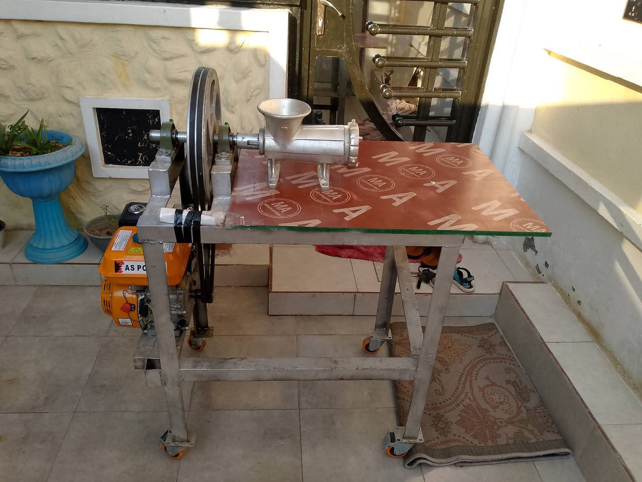 السلام عليكم مكينه فلافل جديده استعمال ساعه واحده فقط السعر 350وبيها مجال ***********
