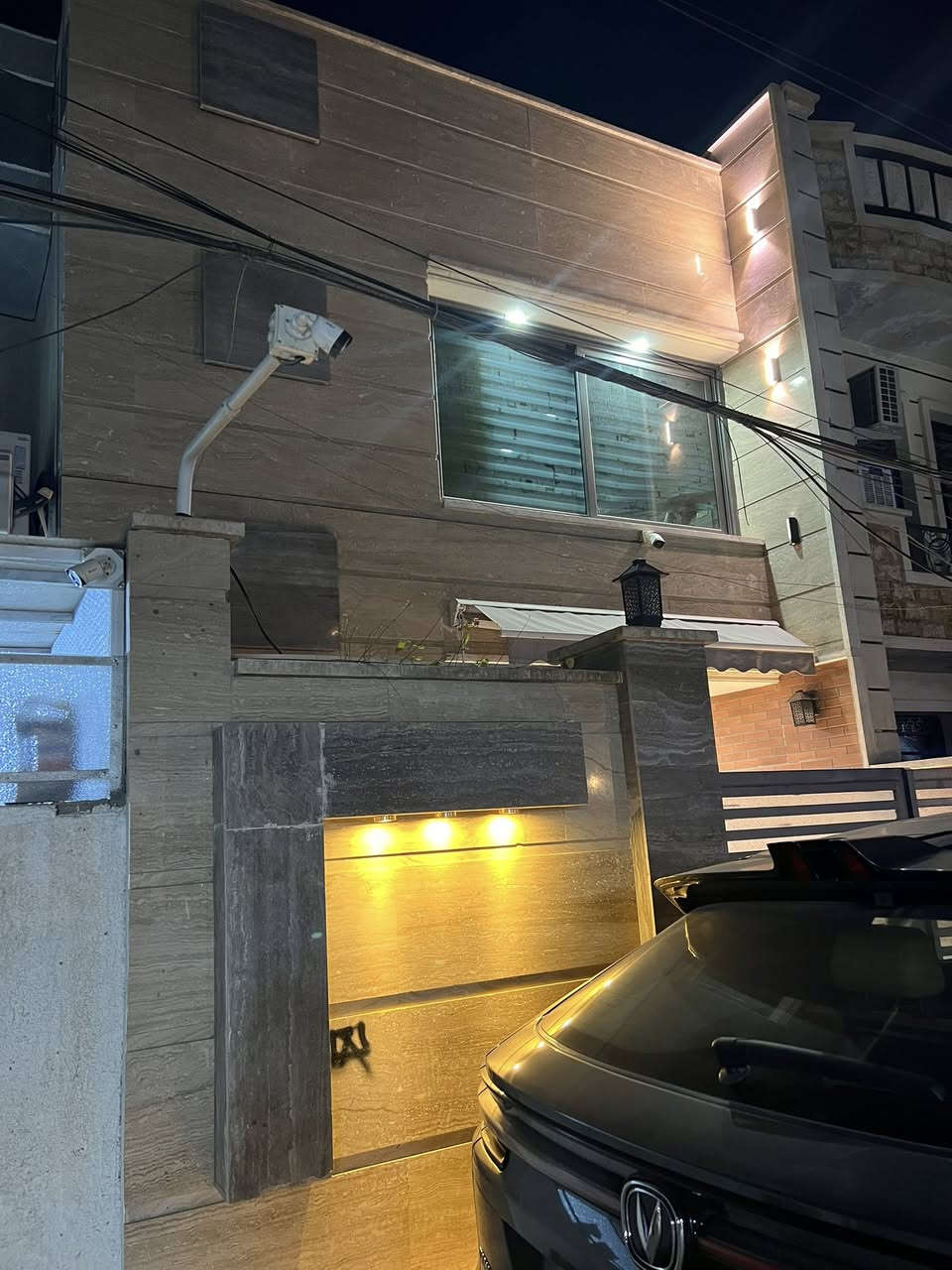 السلام عليكم بيت للبيع الغزاليه شارع المشجر بل الفرع مقابيل البانزين خانه ٣ غرف نوم ٣ حمامات ***********مساحه ١١٢متر
