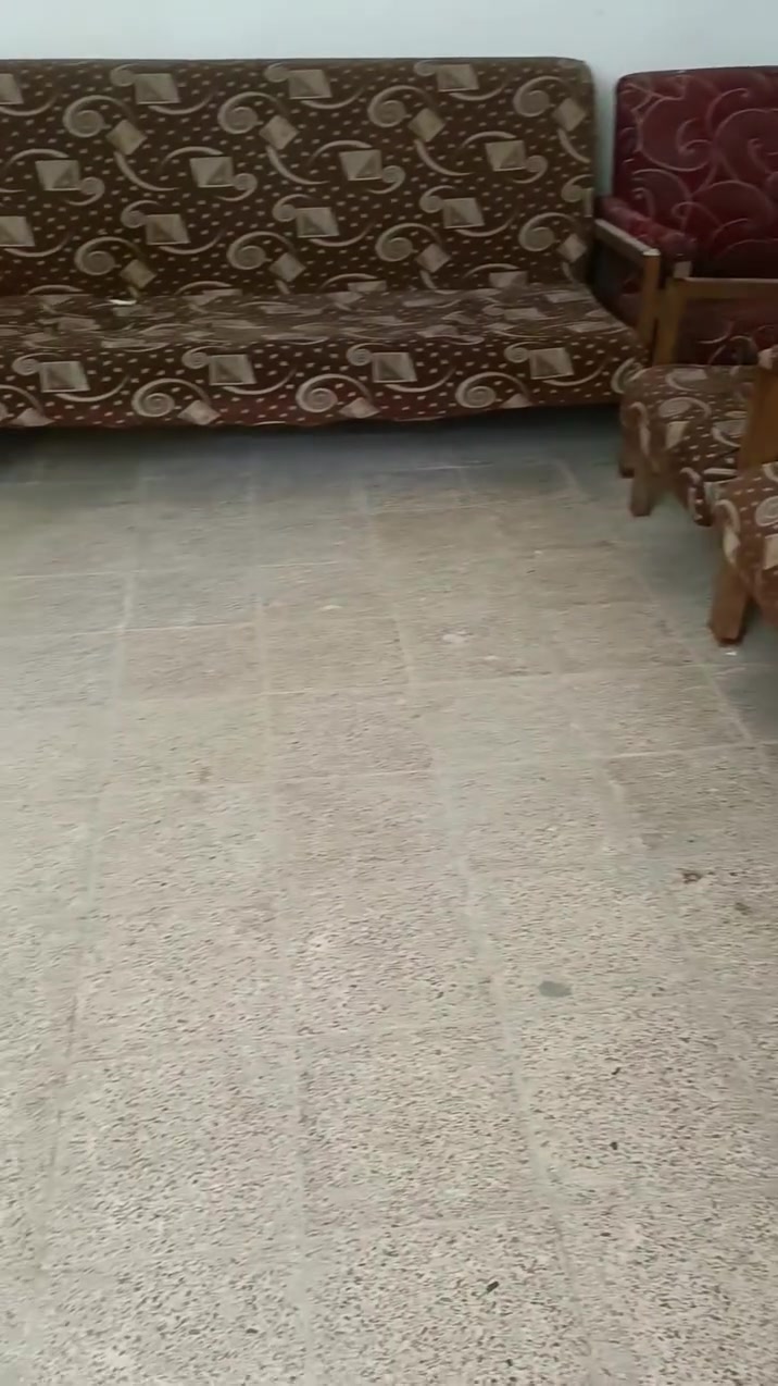 للبيع /  ٦ كراسي + ٣ قنفات 
سعرهم ٢٠٠ الف  
المكان بغداد/الرصافة منطقة الرشاد 
راسلني ماسنجر أو واتساب على الرقم ‏‪***********‬‏
