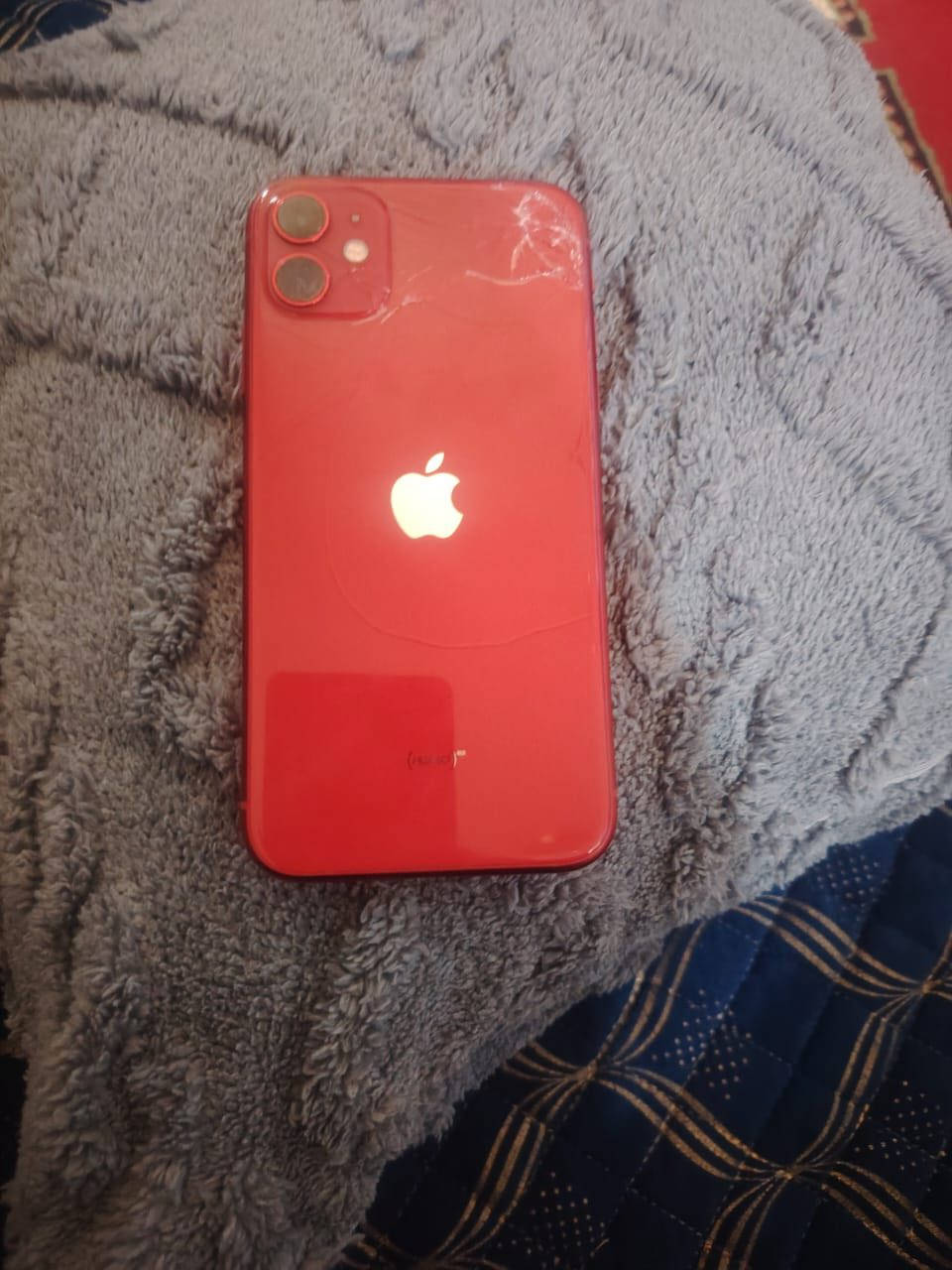 للبيع ايفون 11عادي
ضهره مكسور وشاشه تشتغل بس بيهه خطوط مابينه 
بطاريه 75بلاديه 
سعر خاص 
او راسلني واتساب ***********
