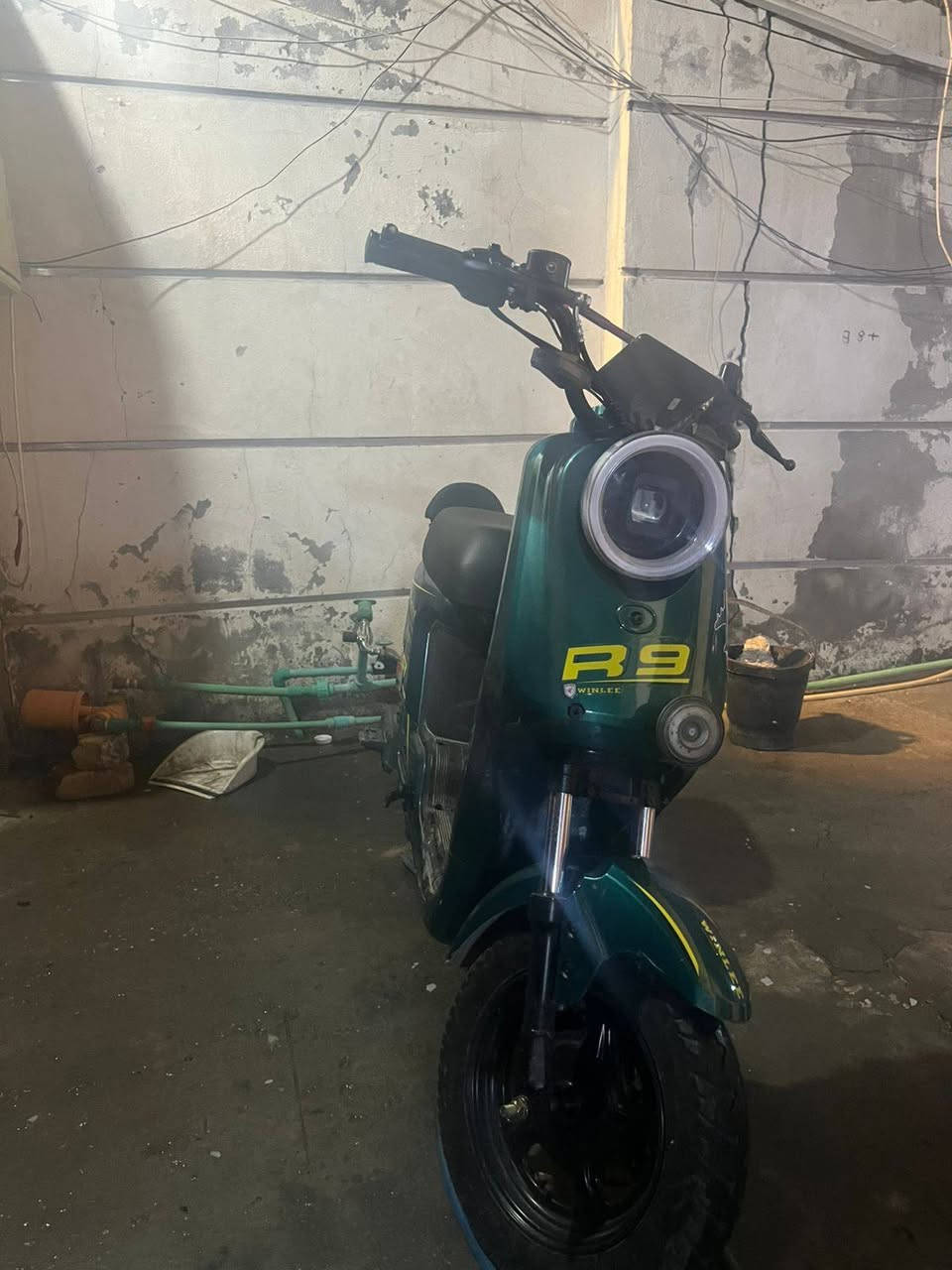 سلام عليكم دراجه R9 موديل2025دراجه جديده الله شاهد بطاريات جدد ماصارلي سبوع من اشتريتله خمس بطاريت مواصفاته حلوه مكاني بغداد حي العامل السعر 400وبيه مجال بسيط حك الجيه والدراجه امراوس عادي بدراجه بانرين حسب الرغبه الرقم***********
