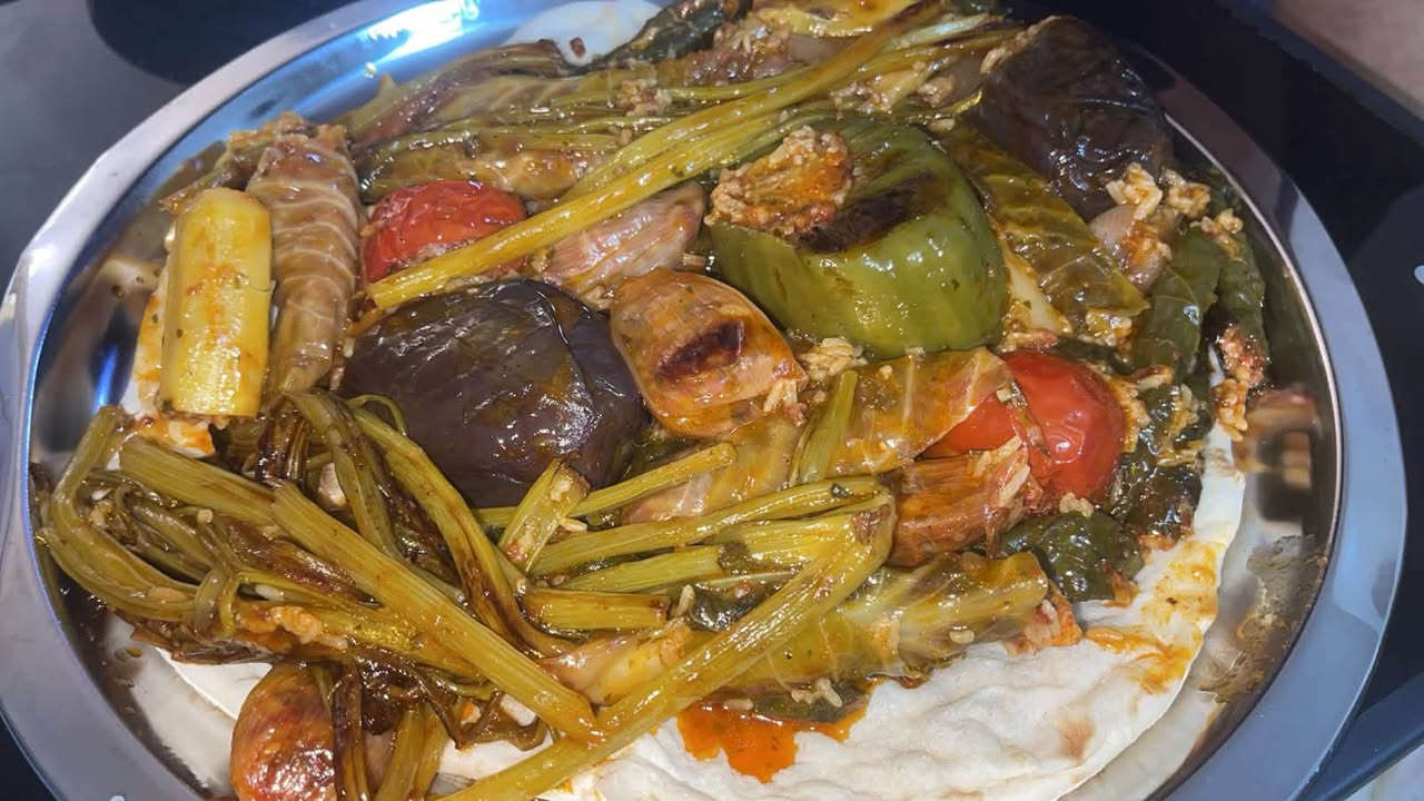 "المنظر يحجي وحده.. بس الطعم؟ يأخذكم لغير عالم! 🤤
لأن الدولمة مو مجرد أكلة، الدولمة بغدادية، حامضة، لذيذة، واللّچعة مالتها تسوى الدنيا! 😉🔥
في سُفرة عامرة، نلفها الكم بحب ونفس عراقي أصيل، من الجدر لجمعة العائلة، إلى أكبر صواني العزايم والمناسبات اللي ترفع الراس.🍇 و ورق العنب الذايب والدولمة المشكلة تذوب بالحلگ وكلها حامض ولذيذة
🛵 متوفر التوصيل لكافة مناطق بغداد.

📥 للحجز والاستفسار، راسلونا على خاص الصفحة أو واتساب 📲 
 أو الاتصال عالرقم ***********

وجدركم يوصلكم حار ونار
#سفرة_عامرة #دولمة_عراقية #ورق_عنب #طبخ_بيت #اكل_عراقي #بغداد #دولمة_لاچعة"@
