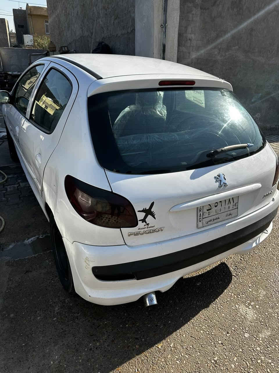 سلام عليكم بيجو ٢٠٦ بلاس ٢٠١٢ حديث سيارة بيهة بس جاملغ امامي جهة الصايق مصبوغ  واكو طخة مصورهة ترجع بارد سيارة حلوة بلادية بس بيهة مشكلة بلكهربائيات الدشبول طافي والايتات هم طافيات والهورن وعل سلولي هم خربطة شي بسيط بس بلمشي متنلزم الخربطة اعتقد بلكلات وديتهة كالو بيسي ام رادو ٣٠٠ الف اني مالي واهس اصلح الياخذهة بلعافية عليه 
محرك وكلج جديد كير عادي مو اوتو يعني انسة شي اسمة كير عطل وهاي الامور رقم بغداد وراعيهة يريد يحول *********** مكاني بغداد جرف النداف قرب بسماية سعرهة ٣٧ ورقة اخوان سعر سيارة فوك ال٤٠ بس اني حسبت مال تصليح
