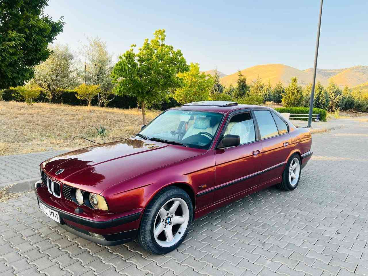 سەرەتا بەناوی خوا ماشاللە لەماڵی هەموو لایەک 
BMWبۆفڕۆشتن 
مۆدیل 1992 ئارم بلاستيكه به شه رتي ئارموو ئه وه ليات
موسو براوه ش به شه رت 
مکینە 525  كپس ديجيتال  گیڕ ئوتوماتيك    به شە رتی گیڕو مکینه هه لميشي نيه 
کاره باهی هه موو گياني ئيش دكات دووجام كاره باهيه قفل مه ركه زيه لايت زينونه گيچه كاني هه مووي ئيش دكات 
 چوار تايه و ويلي زور باشه
كامل ئه شيايي ته بريدي پيوه يه  بلام غازي تيا نيه 
 سياره كي تابليت توندوو توله  مالي دوسته  
نرخ ((29 گلا معامه له))
***********
***********

