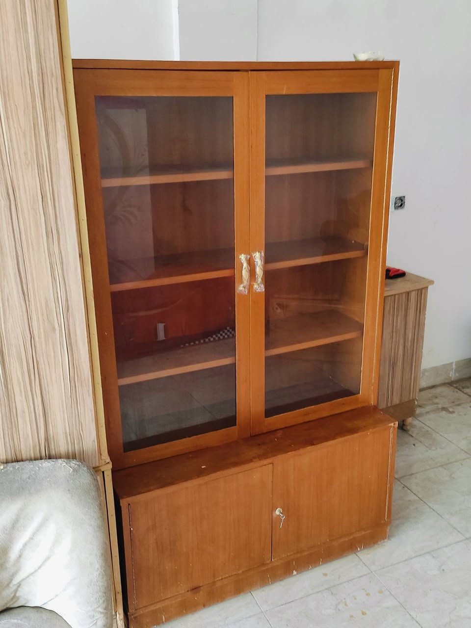 السلام عليكم مكتبه نضيف مابيه اي عيب خشب تفصال حطاطه  للبيع سعر 60 وبيه مجال مكاني كركوك كوباني اتصال على الرقم ( *********** ) #معرض الياقوت للأثاث والمواد المنزلية
