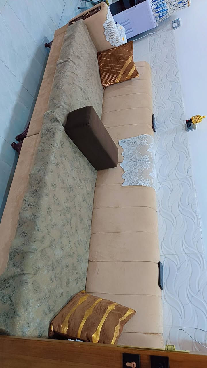 ديوان للبيع تفصال جديد شغل درجه اولا
حطاطه سعر ٦٠٠  طول ٦متر ابو غريب  ***********
