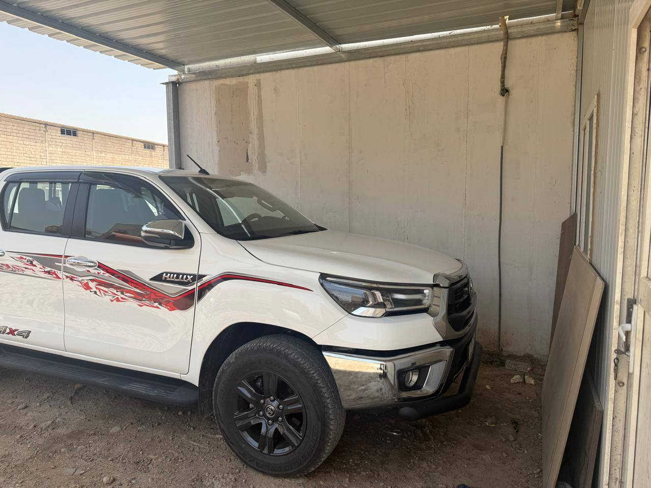 السلام عليكم هايلوكس فحل موديل 24 شركه جيهان  ماشيه 50 الف
بيه طخه جو بكلايد فقط
مكان سياره بغداد 
***********
السعر 355 وبيه مجال بصيط
