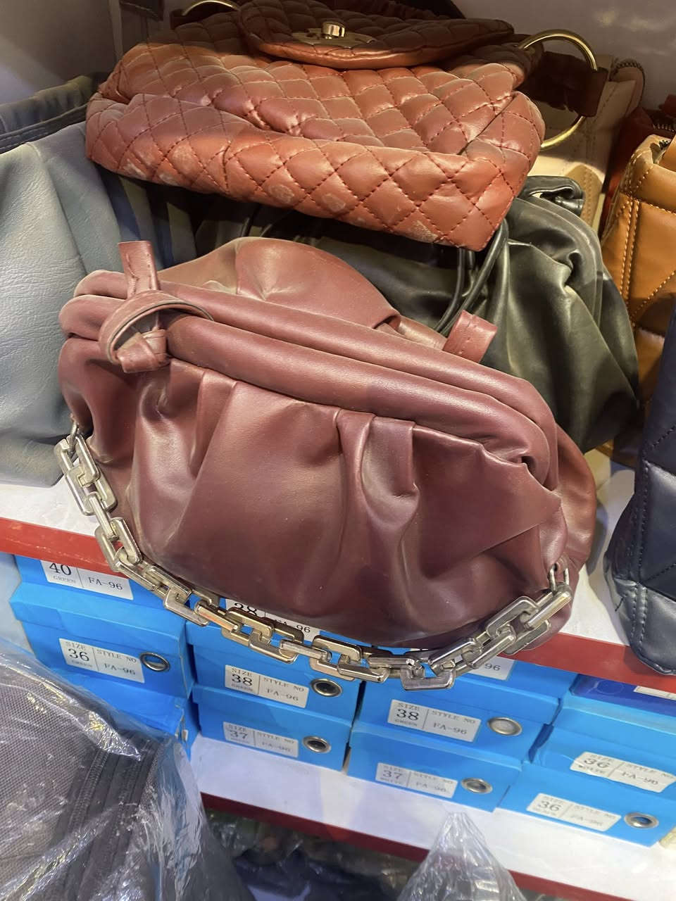 سلام عليكم جنط نسائيه للبيع جمله فقط كاصهن وجبه وعزنه المحل ونريد انبيعهن كلهن شلع العدد ٣٠٠٠ او اقل السعر القطعه ٢٠٠٠ متوفره بعد مديلات التواصل ***********
