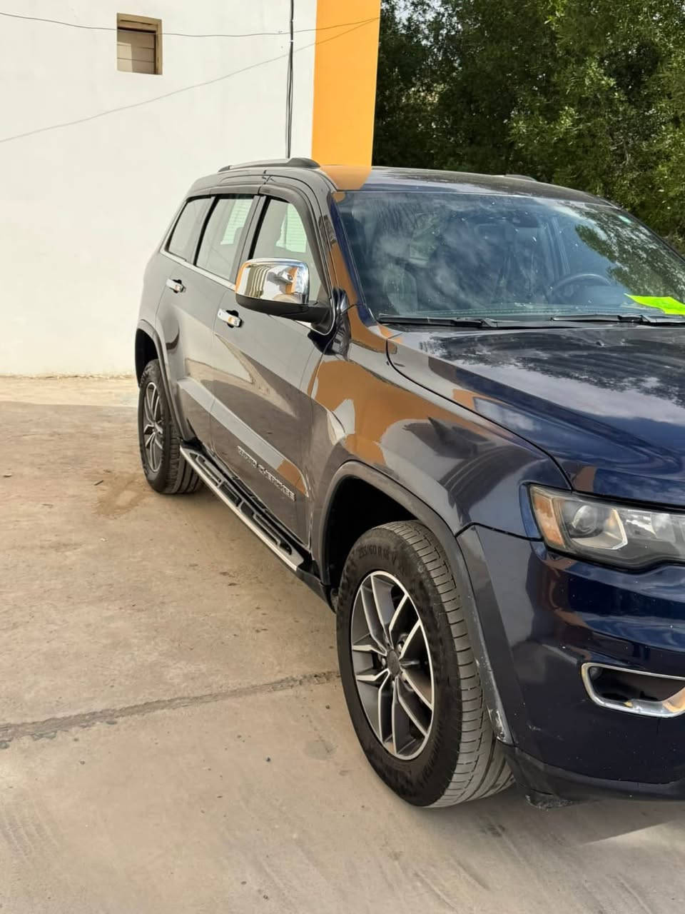 السلام عليكم
للبيع فقط بدون مراوس

 جيب كراند شيروكي لون نيلي 

السعر 185 وبيها مجال 

موديل 2017

4انظمة قياده 

كشنات حضن

كير طياره 8 نمر 

محرك المرغوب شرط يمشي على البانزين العادي 3600

شاشة جبيره 

سياره عليها ادامه كامله  

صدر جديد 

تخم تاير 

رقم انكليزي شرط التحويل

رقم***********

سياره حلوه و متعوب عليها ومابيها يي نقص 

مكان السياره الديوانية

صور الحادث بلمنشور
