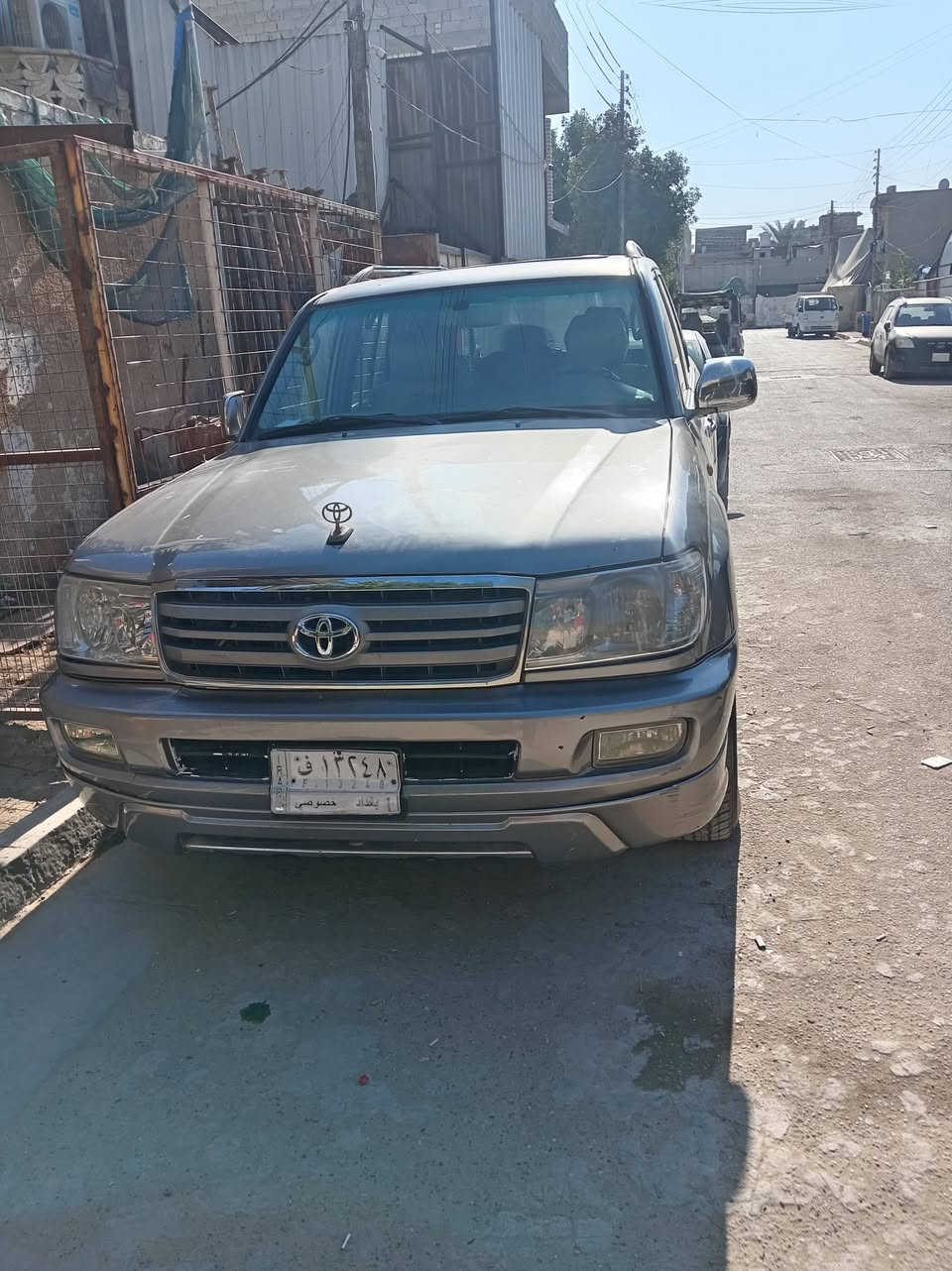 السلام عليكم لاندكروز موديل 2003 محدثه 2007 رايده 120$رقم الهاتف ***********
