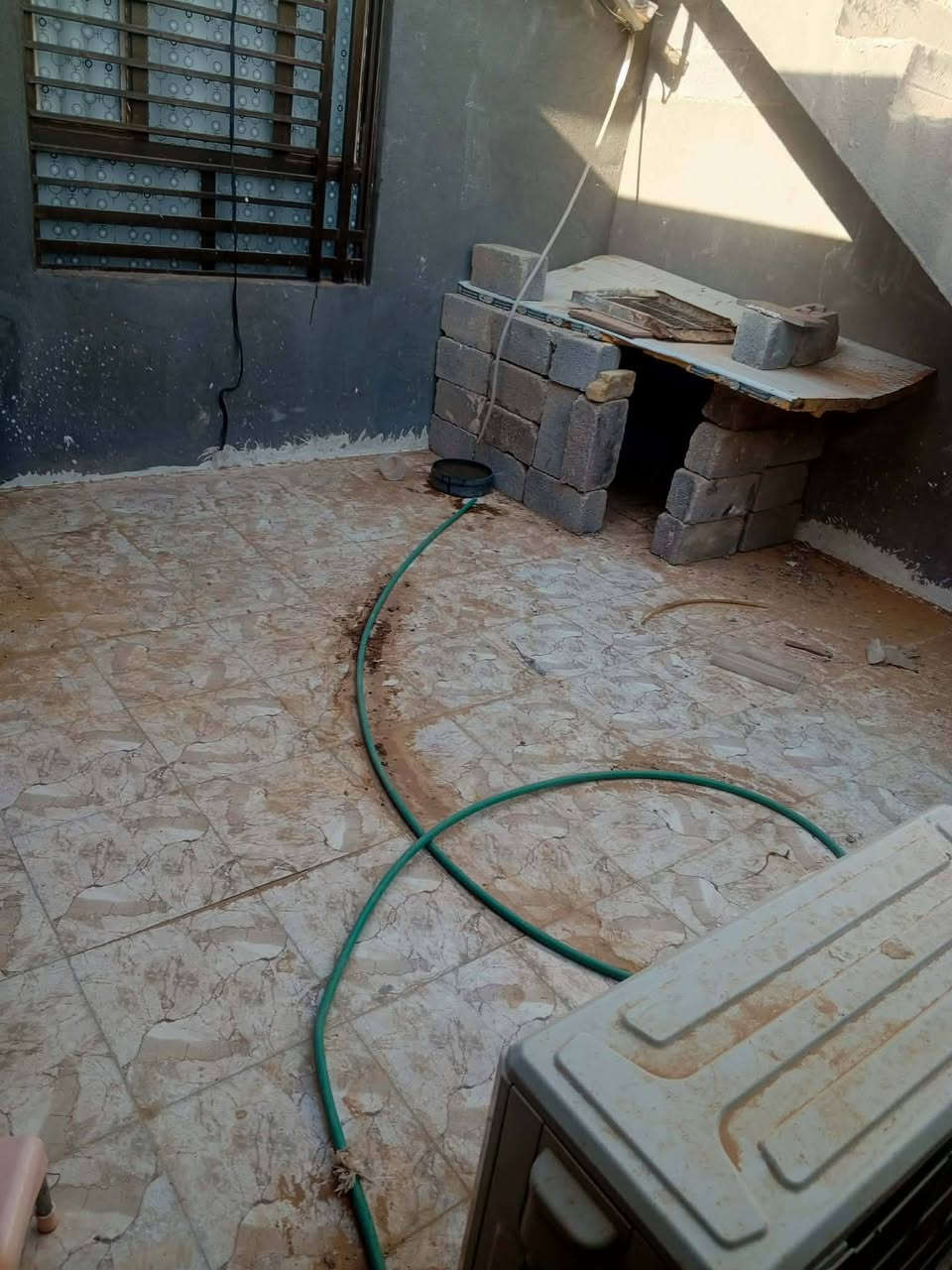بيت طابقين طابو زراعي ملك 25  للبيع المكان كربلاء خلف مدينة الزائرين سيد الاوصياء طريق بغداد يبعد عن الامام 8 كيلو ويبعد عن طريق بغداد 1كيلو البيت مع الاثاث مكون من 5 غرف +استقبال+ صالات 2 + مطبخ +3صحيات+4 حمامات + مناور 2+ ساحه في المقدمه +صطح صغير وصطح كبير  اما الاثاث سبالت عدد6+ بردات على عدد الشبابيك+ كاونتر مطبخ + مراوح سقفيه عدد9+ غرفة خشاب حديثه + ماطور ماء وكيزرات 3+ 3تانكيات ماء سعة الواحد 1000 لتر السعر 250 الشراي يتصل على الرقم *********** غير متواجد ع الفيس
