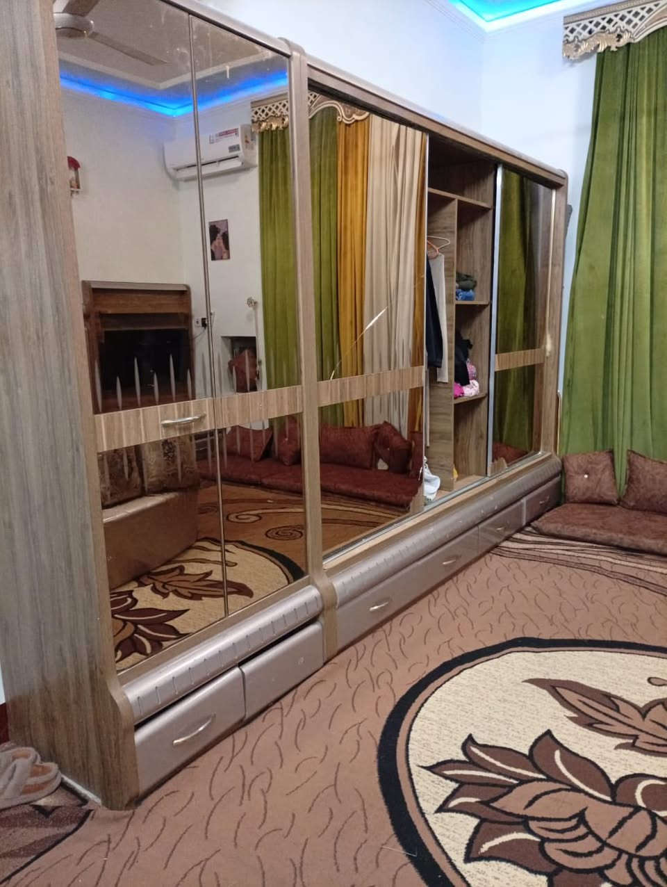 غرفه تركيه للبيع غرفه حلوه وجديده بس بيهه ملاحضات سعر ٨٠٠رقم هاتف ***********
