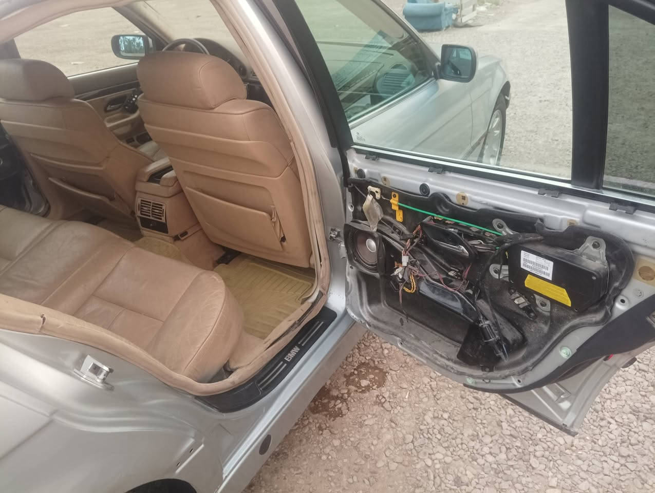 السلام عليكم للبيع
bmw e38 740i  
رقم بغداد جديد باسمي
موديل 95
كير مكينه كفالة شلعة ومعدل
كهربائيات كلها تشتغل مابيها اي نقص 
تبريد ثلج 
منظومة غاز 
سلايد شغال
حداديه امامية وخلفية جديدة
غرفتها شادها جديد نقصها بطاين البوب الخلفية
و تريشة الدعامية الخلفية فقط  
الاستفسار اكثر ***********
السعر 78 
مكان السياره بغداد المحمودية
