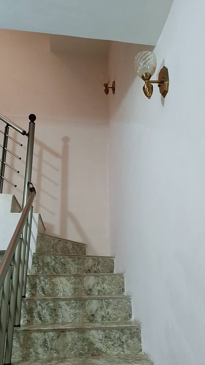 سلام عليكم بيت 100مترة مربع واجه 8 نزال 12 يحتوي على أربع غرف استقبال حاولي مطبخ حمامات 3 بناء حديث درجة اولى موقعة خلف سوق الصغير سعرة 165وبي مجال للشراي رقمي ***********
